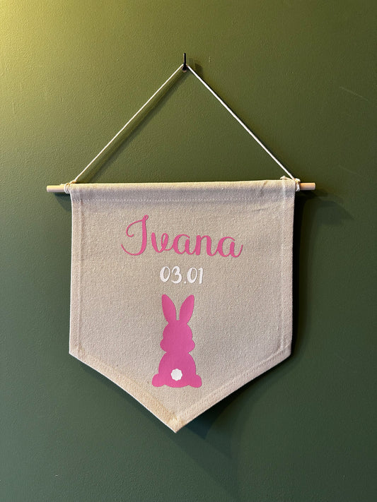 Wandvlag met naam en figuur